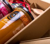 2 duże miody w pudełku na Boże Narodzenie