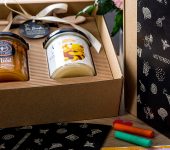 2 miody w pudełku na Dzień Babci lub Dziadka z 1 znakiem zodiaku