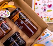 1 duży miód i 2 miodki w pudełku na Dzień Babci i Dziadka