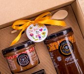 1 duży miód i 2 miodki w pudełku na Dzień Babci i Dziadka