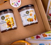 2 miody w pudełku na Dzień Babci i Dziadka z 2 znakami zodiaku