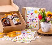 2 miody w pudełku na Dzień Babci i Dziadka z 1 znakiem zodiaku