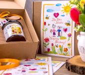 2 miody w pudełku na Dzień Babci i Dziadka z 2 znakami zodiaku