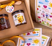 2 miody w pudełku na Dzień Babci i Dziadka z 1 znakiem zodiaku