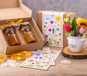 2 duże miody w pudełku na Dzień Babci i Dziadka