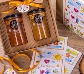 2 duże miody w pudełku na Dzień Babci i Dziadka