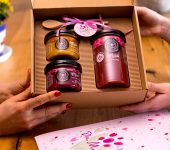 1 duży miód i 2 miodki w pudełku na Dzień Matki