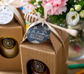 1 duży miód w kartoniku na Dzień Babci lub Dziadka