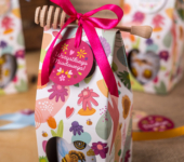 1 miód w w kwiatowym pudełku na każdą okazję z 1 znakiem zodiaku (3 kolory)