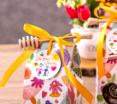 1 miód w kwiatowym pudełku na Dzień Babci i Dziadka