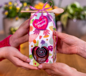 1 miód w kolorowym pudełku na Dzień Matki