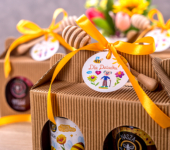 2 miody w kartoniku na Dzień Babci i Dziadka z 1 znakiem zodiaku