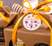 2 miody w kartoniku na Dzień Babci i Dziadka z 1 znakiem zodiaku