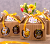 2 miody w kartoniku na Dzień Babci i Dziadka z 1 znakiem zodiaku