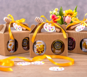 2 miody w kartoniku na Dzień Babci i Dziadka z 1 znakiem zodiaku