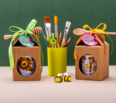 1 miód w kartoniku na Dzień Nauczyciela z 1 znakiem zodiaku