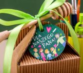 1 miód w kartoniku na Dzień Nauczyciela z 1 znakiem zodiaku