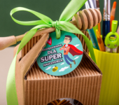 1 miód w kartoniku na Dzień Nauczyciela z 1 znakiem zodiaku