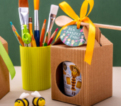 1 miód w kartoniku na Dzień Nauczyciela z 1 znakiem zodiaku