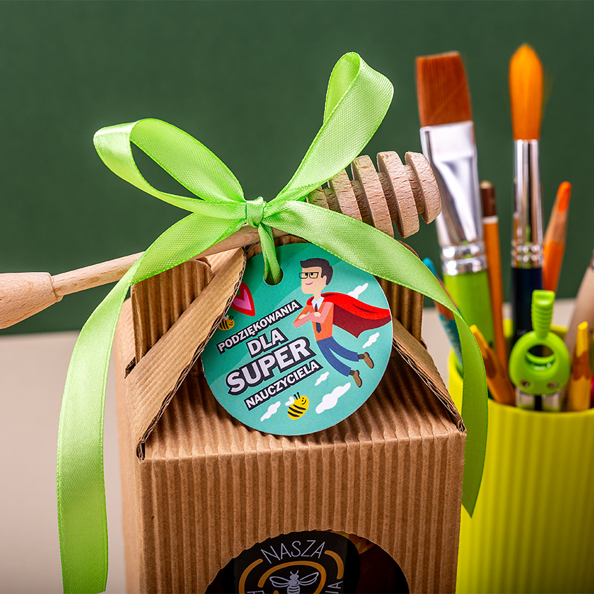 1 duży miód w kartoniku na koniec Roku Szkolnego