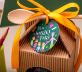 1 duży miód w kartoniku na Dzień Nauczyciela