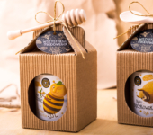 1 miód w kartoniku na każdą okazję z 1 znakiem zodiaku (2 kolory)