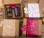 1 duży miód i 2 miodki w pudełku na każdą okazję (3 kolory)