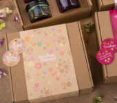 1 duży miód i 2 miodki w pudełku na każdą okazję (3 kolory)