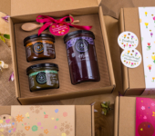 1 duży miód i 2 miodki w pudełku na każdą okazję (3 kolory)