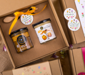 2 miody w pudełku na Dzień Kobiet z 1 znakiem zodiaku