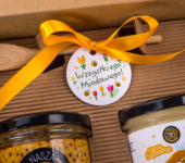 2 miody w pudełku na Dzień Kobiet z 1 znakiem zodiaku