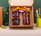 1 duży miód i 2 miodki w pudełku na koniec Roku Szkolnego