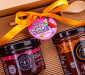 1 duży miód i 2 miodki w pudełku na koniec Roku Szkolnego