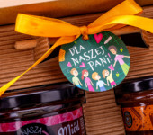 1 duży miód i 2 miodki w pudełku na koniec Roku Szkolnego