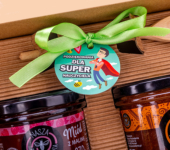 1 duży miód i 2 miodki w pudełku na koniec Roku Szkolnego