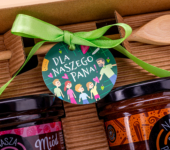 1 duży miód i 2 miodki w pudełku na koniec Roku Szkolnego