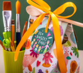 1 miód w kwiatowym pudełku na Dzień Nauczyciela