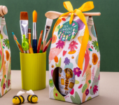 1 miód w kwiatowym pudełku na Dzień Nauczyciela z 1 znakiem zodiaku