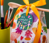 1 miód w kwiatowym pudełku na Dzień Nauczyciela z 1 znakiem zodiaku