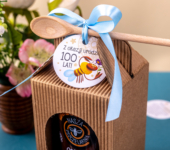 1 duży miód w kartoniku na urodziny ze znakiem zodiaku