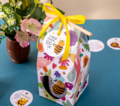 1 miód w kwiatowym pudełku na urodziny ze znakami zodiaku